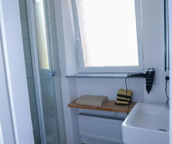 אורחן The Red House *